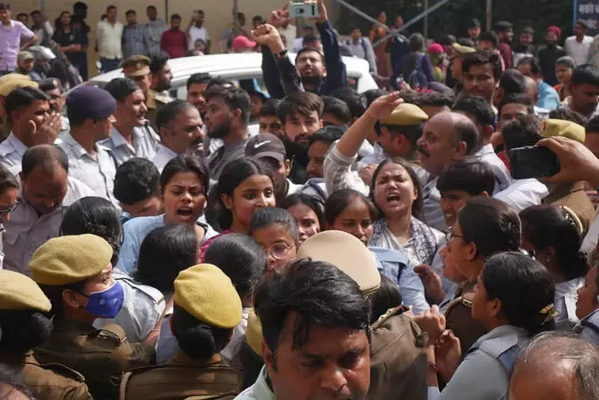 IIT BHU Case: आईआईटी बीएचयू कैंपस में नहीं बनेगी दीवार, मजबूत होगी सुरक्षा; पढ़ें बैठक में लिए गए अहम फैसले