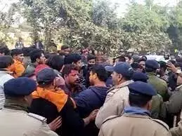 डीएवी में आपस में भीड़े छात्र संगठन, पुलिस ने लाठीचार्ज कर भीड़ को हटाया