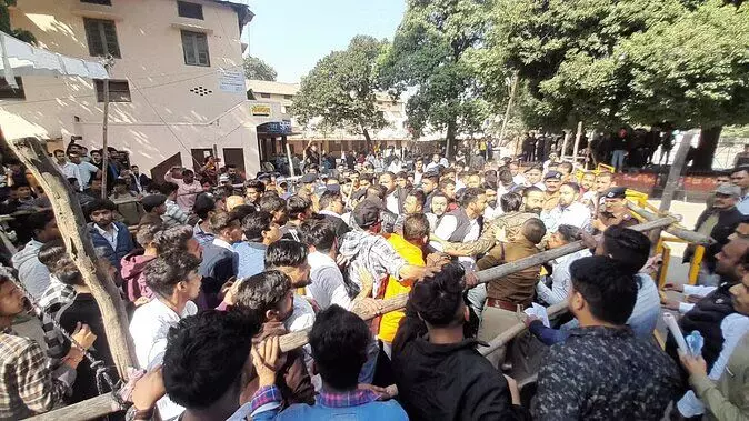 Student Union Election: डीएवी में आपस में भिड़े छात्र संगठन, चले लात-घूंसे, पुलिस ने लाठीचार्ज कर दौड़ाया