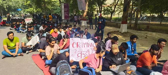 IIT BHU में आज: क्रिमिनल कहां हैं, पोस्टर बैनर के साथ आज फिर सड़कों पर उतरे बीएचयू के छात्र