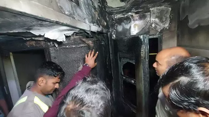 Train Accident: नई दिल्ली-दरभंगा ट्रेन में लगी आग, कारण जानने आईं तीन टीमों ने घटनास्थल और कोच के हाल देखे