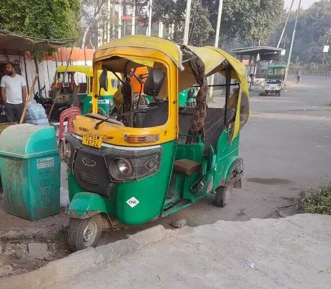 Varanasi: तेज रफ्तार ऑटो डिवाइडर से टकराकर पलटा, एक की मौत; ड्राइवर समेत चार गंभीर रूप से घायल