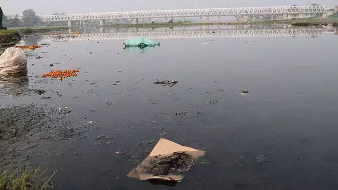 Chhath Puja 2023: छठ पर्व और यमुना का ऐसा हाल.., डुबकी तो छोड़िए, छूने लायक भी नहीं है यहां का पानी