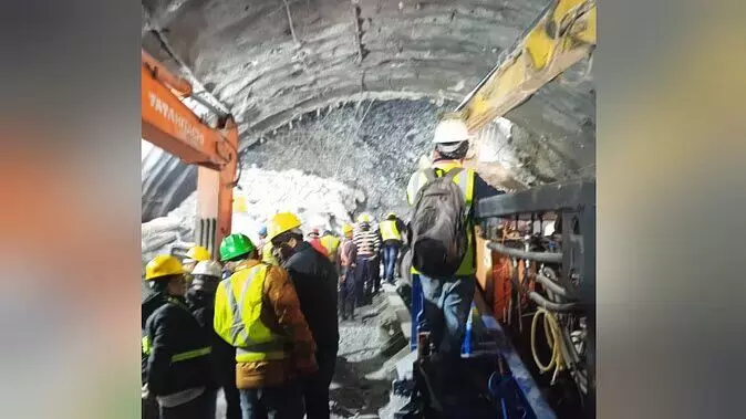 Uttarkashi Tunnel Rescue: जगी उम्मीद...भाई से बोला सुरंग में फंसा फोरमैन, चिंता न करो दो दिन में बाहर आ जाएंगे