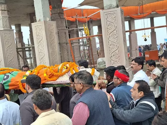 Varanasi: पंचतत्व में विलीन हुए सुनील ओजा, बेटी गंगा ने चरण छूकर अपने बाबा को दी विदाई