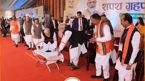 विष्णुदेव साय के शपथ समारोह में PM मोदी ने खिसकाई टेबल, मदद के लिए आए नेता, वीडियो वायरल