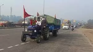 केंद्र से नहीं मिला ठोस जवाब, हजारों किसानों का दिल्ली कूच, कहा-फतेह करेंगे, टकराव नहीं