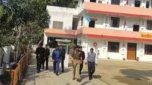 अलर्ट मोड पर प्रशासन, डीजीपी ने खुद लिया परीक्षा केंद्र का जायजा, बाराबंकी में युवक हिरासत में