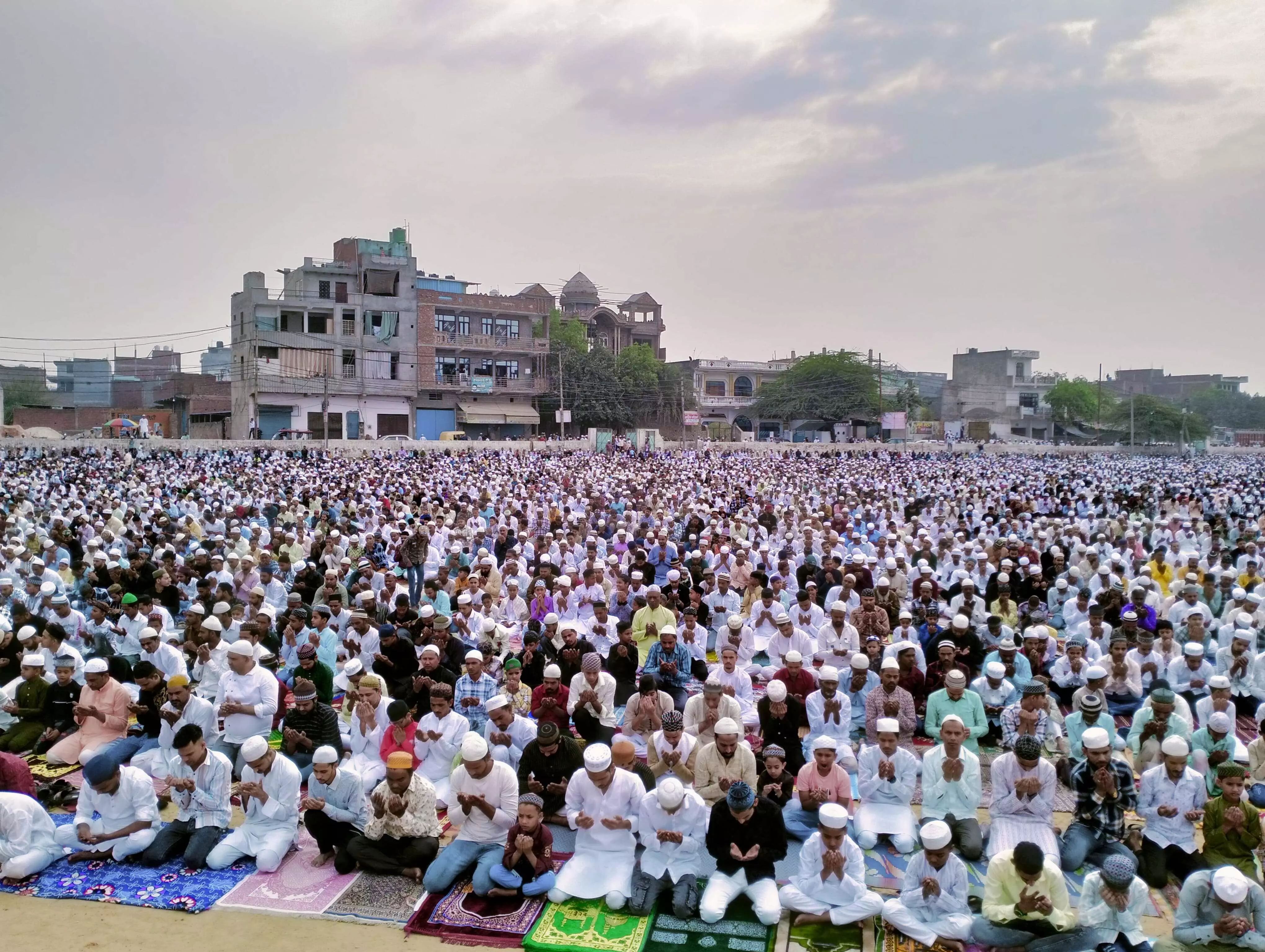 गाजियाबाद में ईद की नमाज अदा कर सुख शांति की दुआ मांगी