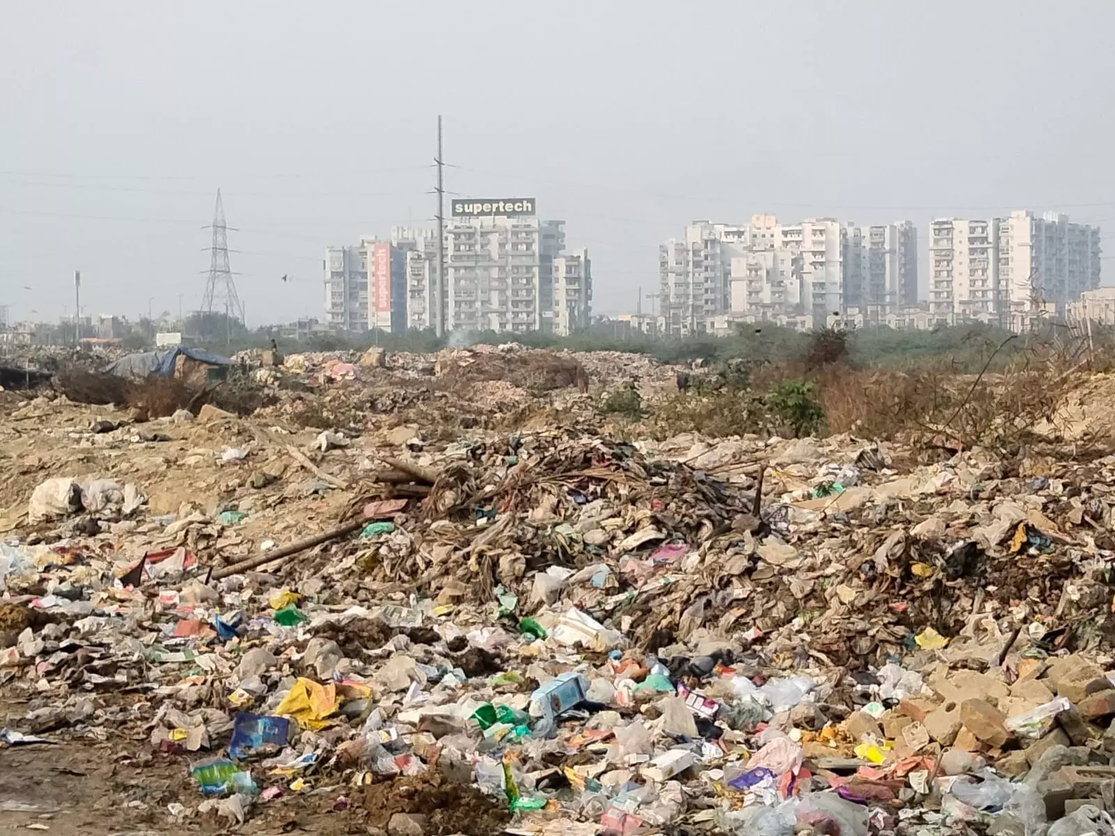 खोड़ा के आवासीय इलाके में बना डंपिंग ग्राउंड लोगों के लिए बन रहा सिरदर्द