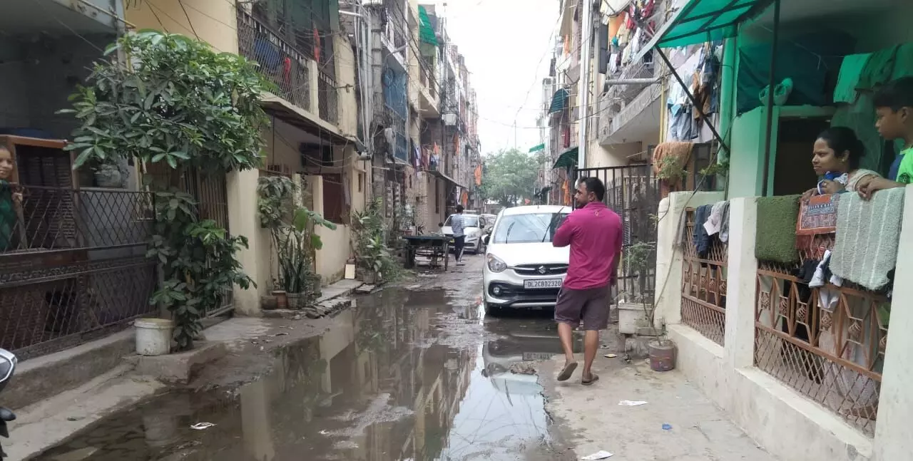 नेताजी सुनिए, इंदिरापुरम में लोग तीन साल से सीवर ओवरफ्लो से हैं परेशान, विभाग नहीं देता ध्यान