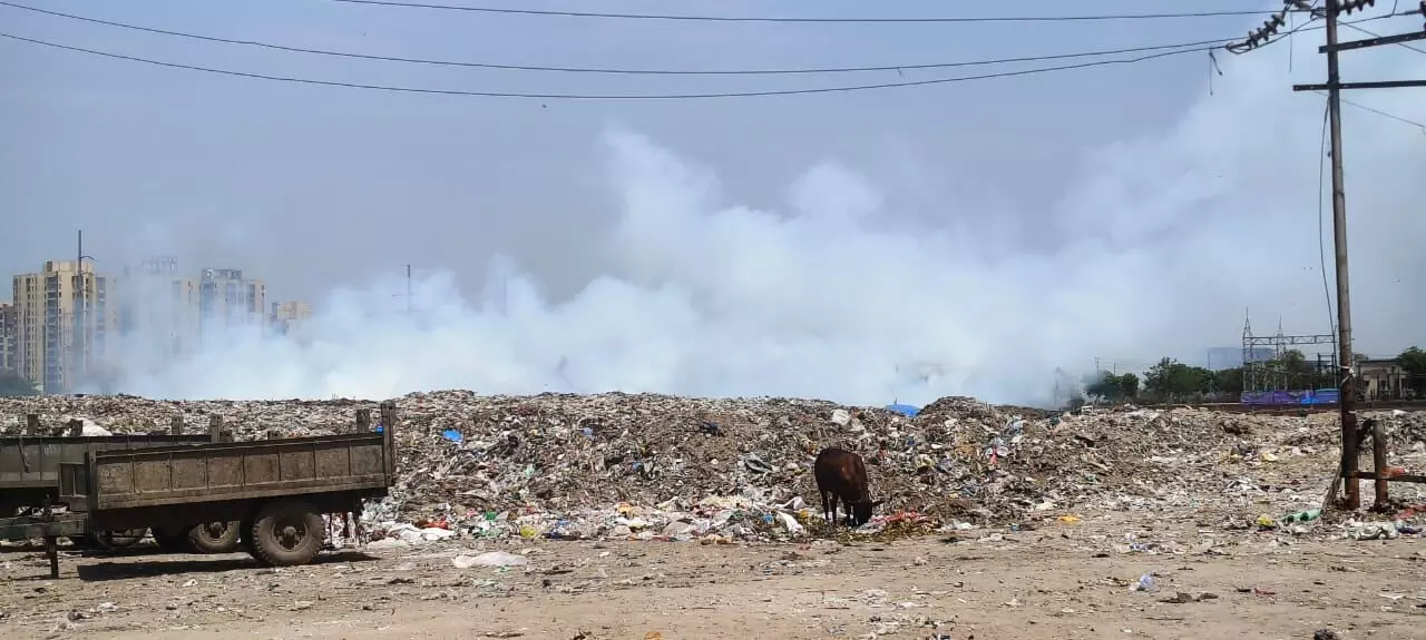 कूड़े में आग लगने से निकला जहरीला धुआं, आसपास के लोगों को सांस लेने में हुई परेशानी