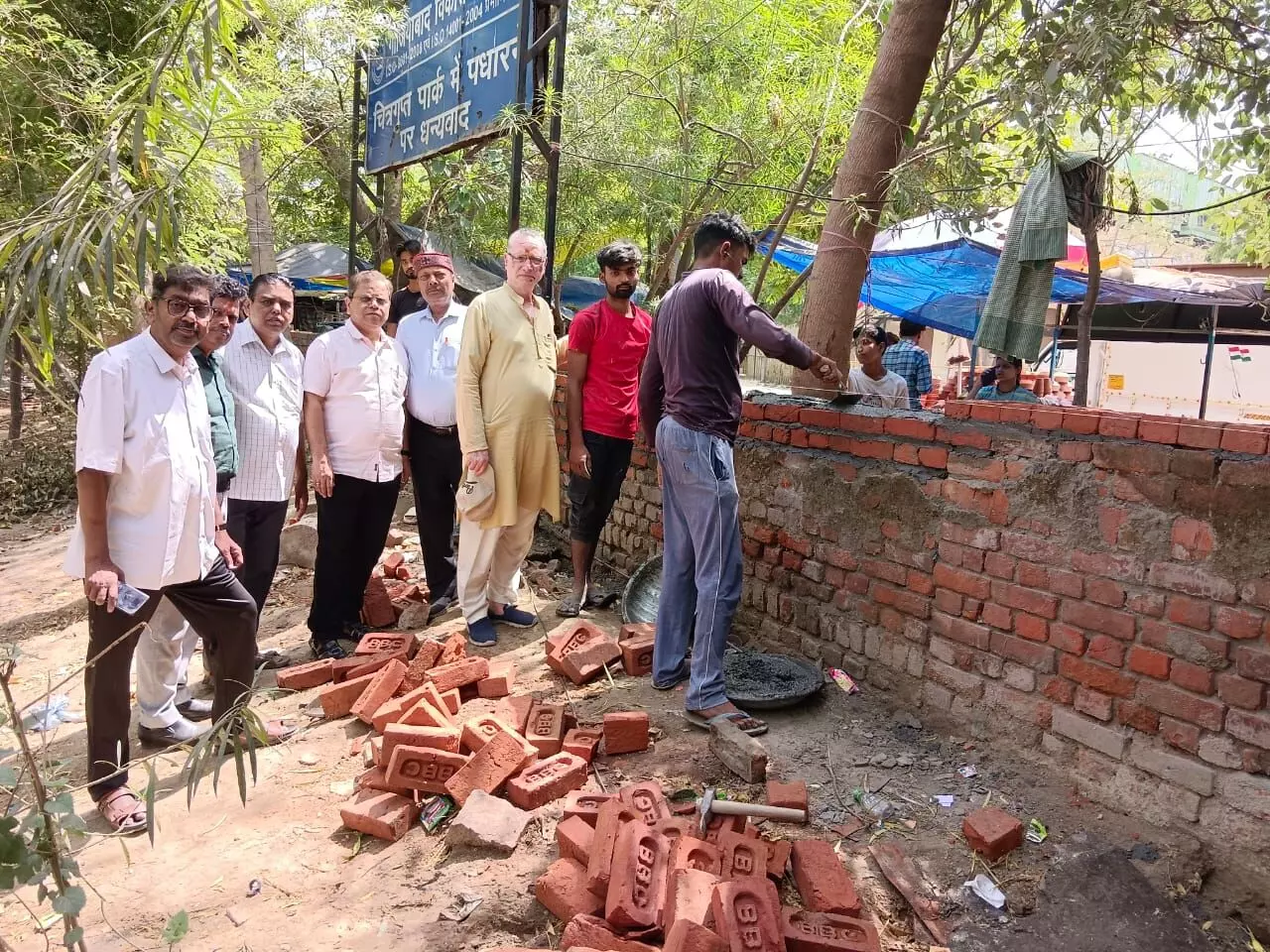 चित्रगुप्त सेवा समिति के पदाधिकारियों ने पार्क की बाउंड्रीवाल के निर्माण कार्यो का निरीक्षण किया