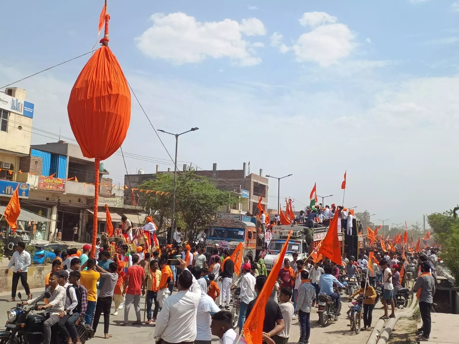 हनुमान जन्मोत्सव पर हिंदू रक्षा दल ने लोनी में विशाल शोभायात्रा निकाली