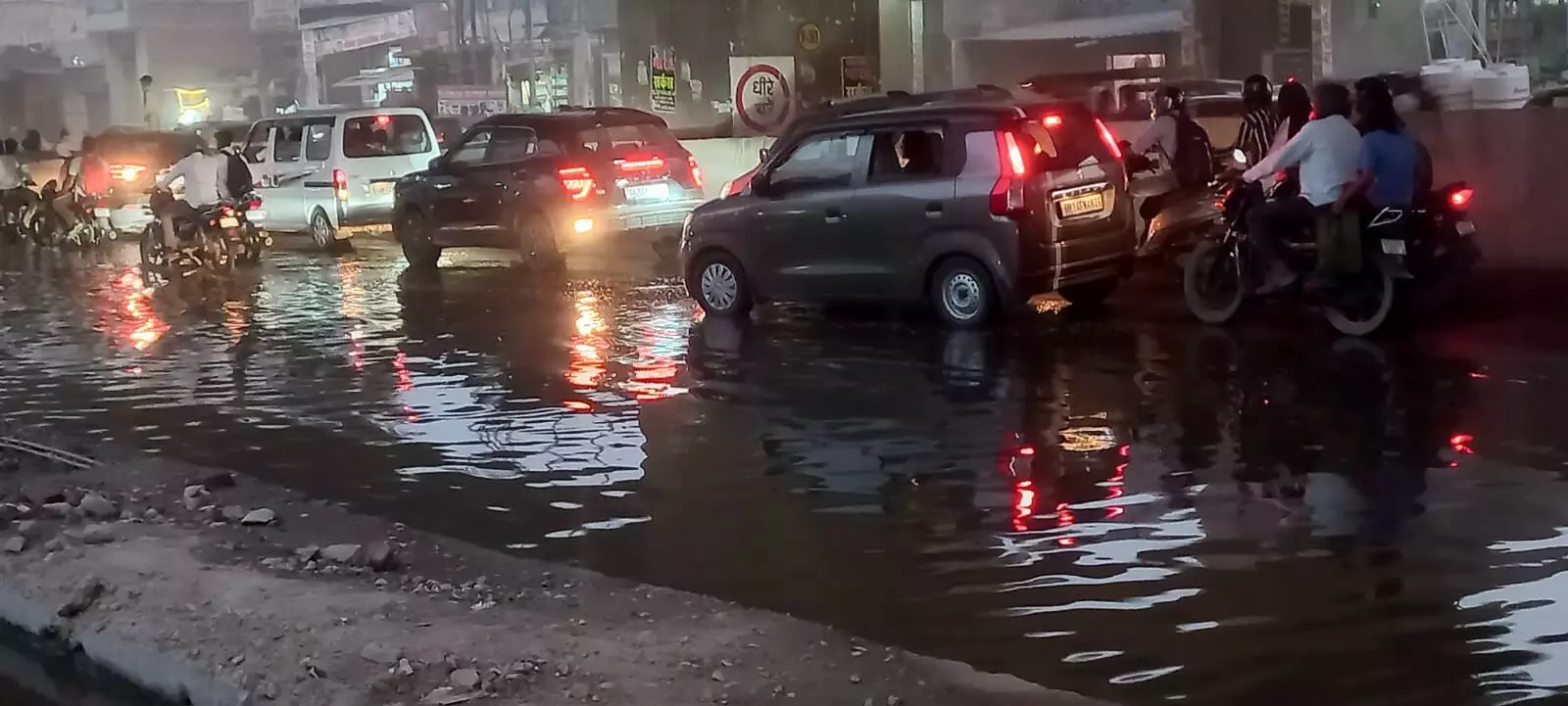 अव्यवस्थाओं का रोना रो रहा दिल्ली सहारनपुर राजमार्ग,नाले के निर्माण के कारण जलभराव