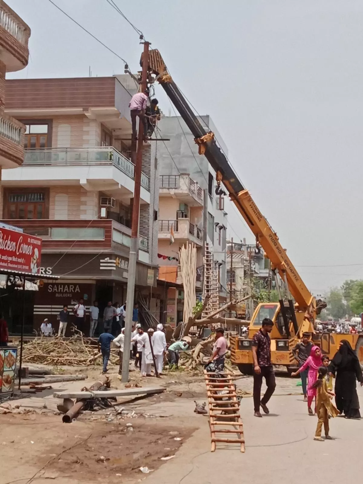 गाजियाबाद के शालीमार गार्डन में बिजली के तार पर बरगद का पेड़ गिरने से 16 घंटे से बिजली गुल, जानें आंधी ने टीएचए में कहां-कहां पहुंचाया नुकसान