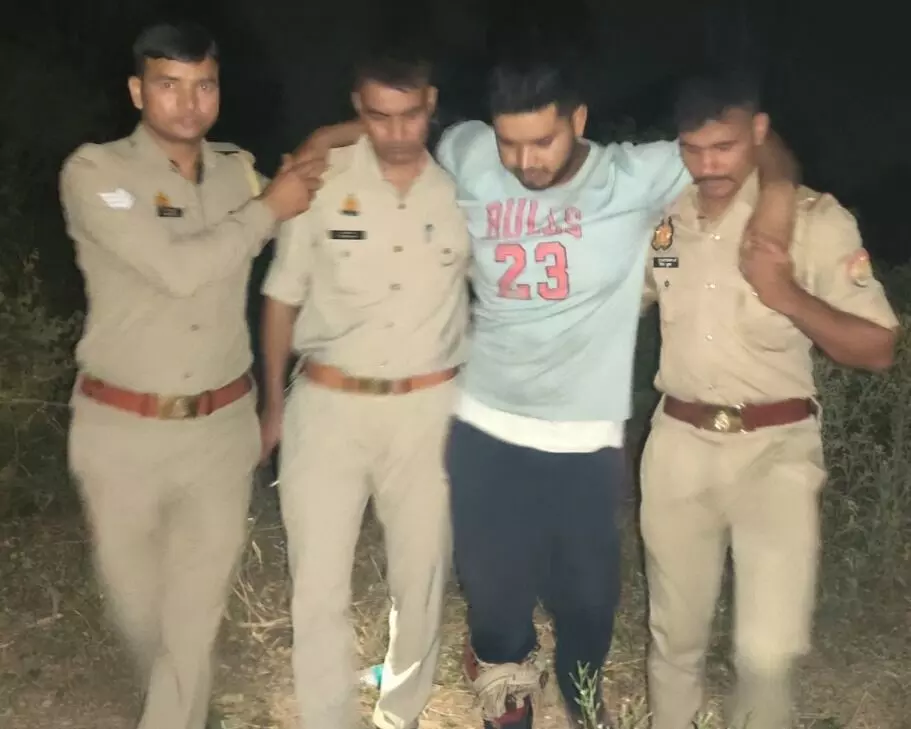 छुपाए गए तमंचा को बरामद कराने के लिए बदमाश पुलिस पार्टी को साथ ले गई, तभी सब इंस्पेक्टर पर कर दी फायरिंग