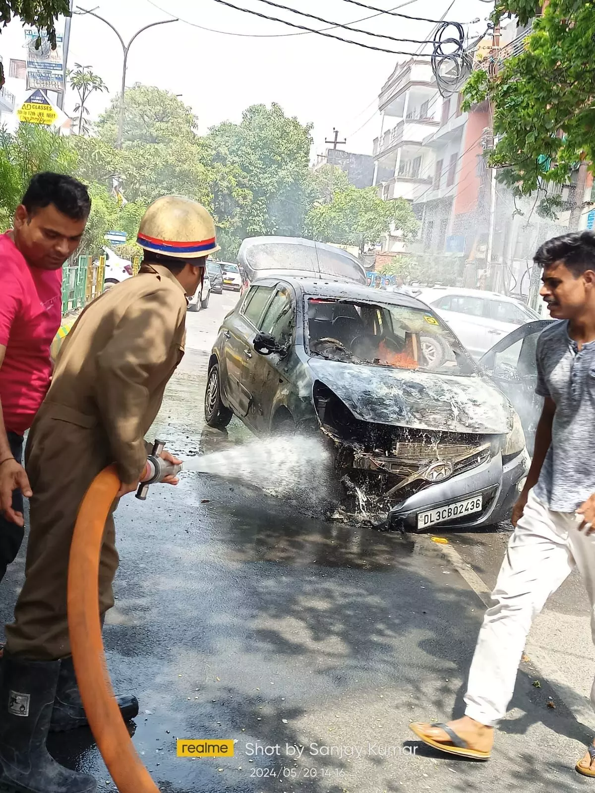 वैशाली के पास चलती कार में अचानक लगी आग, धू-धू कर जली