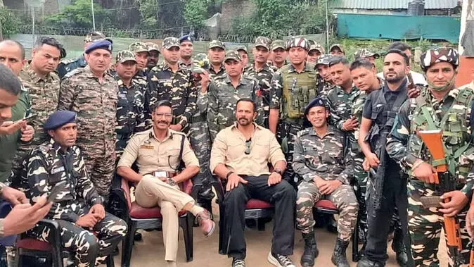 सेना के जवानों के साथ दिखे रोहित शेट्टी और अजय देवगन, पोस्ट पर जमकर कमेंट