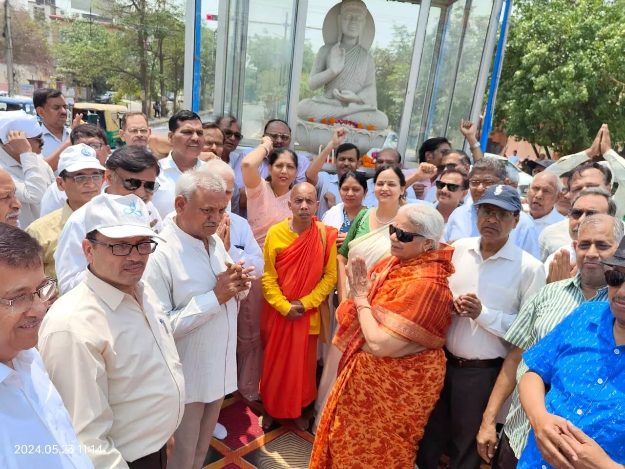 इंदिरापुरम कोतवाली में बुद्ध पूर्णिमा धूम धाम से गई मनाई, लोगों ने भंडारे का प्रसाद ग्रहण किया