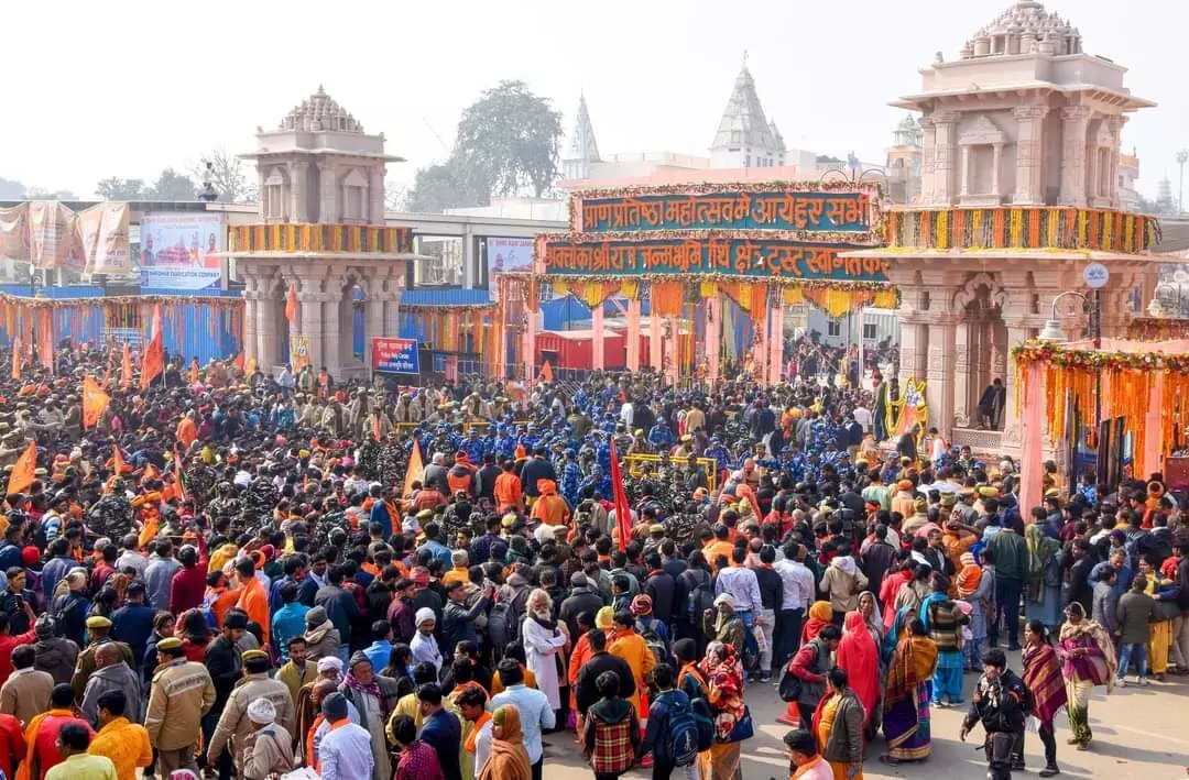 अयोध्या के रामलला दर्शन मार्ग में युवक को तमंचे के साथ दबोचा, सुरक्षाकर्मी सुरक्षा को लेकर हुए हाई अलर्ट