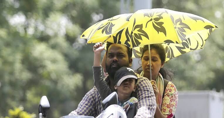 पार्षद गौरव सोलंकी ने सफाईकर्मियों के बीच बांटी ऐसी चीज कि गर्मी से मिली राहत