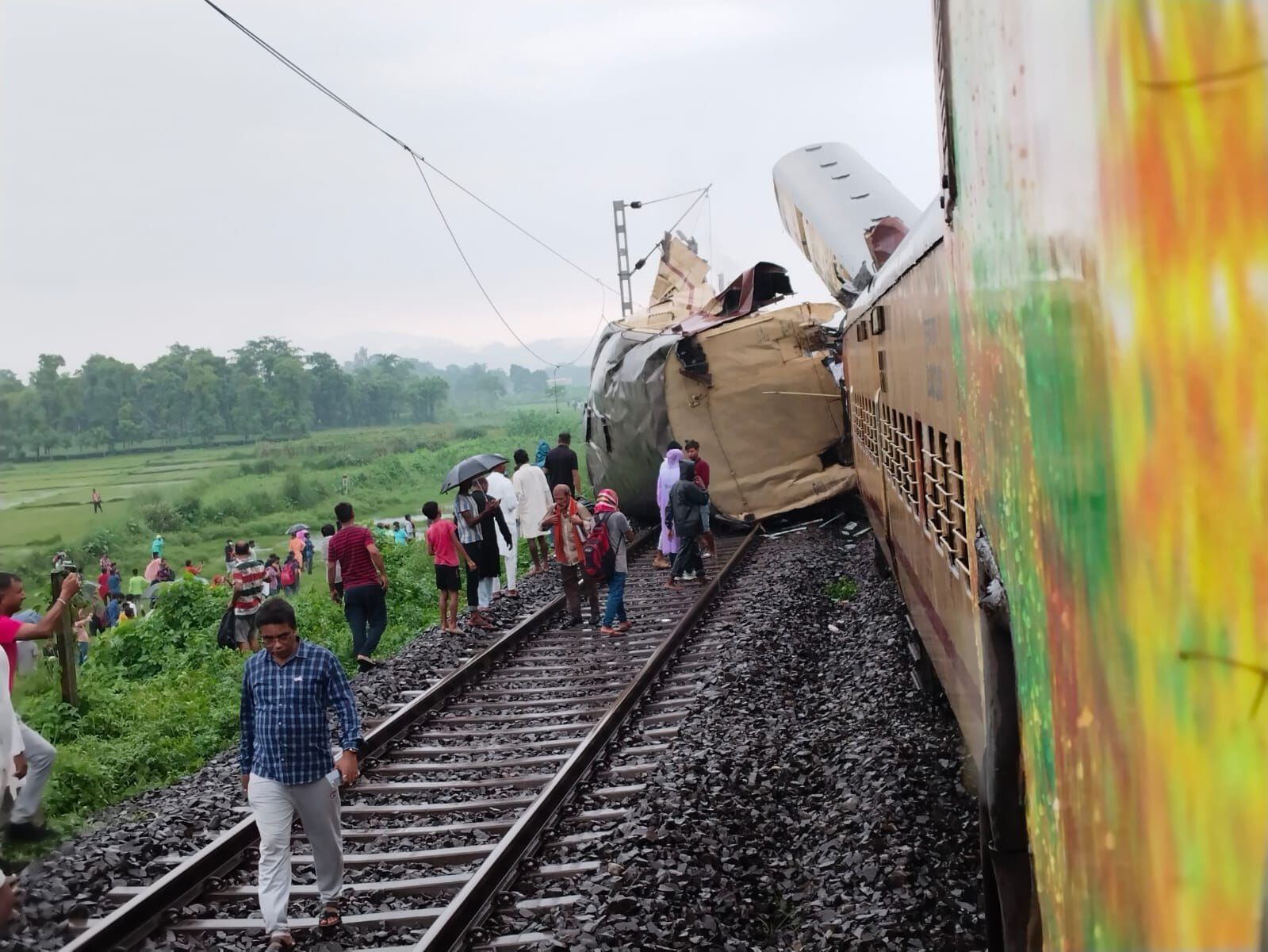 कंचनजंगा एक्सप्रेस ट्रेन के दुर्घटनाग्रस्त होने के बाद रेलवे ने रद्द किए 19 ट्रेनें, कहीं इसमें आपकी ट्रेन तो शामिल नहीं