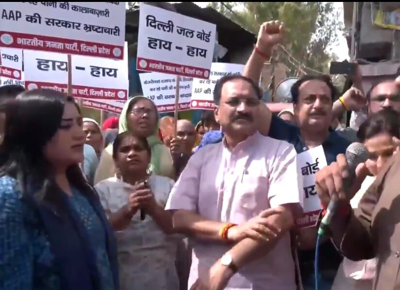 जल संकट को लेकर बीजेपी ने केजरीवाल सरकार के खिलाफ निकाला विरोध मार्च, कहा- दिल्ली जल बोर्ड को एक सफेद हाथी बनाकर रख दिया