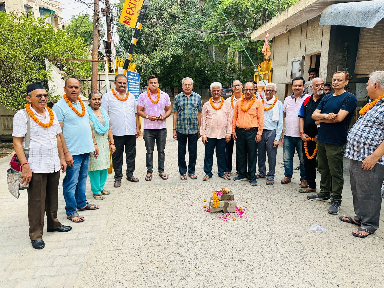 वार्तालोक सोसायटी की बदहाल अंदरूनी सड़कों का निर्माण शुरू, निवासियों में खुशी की लहर