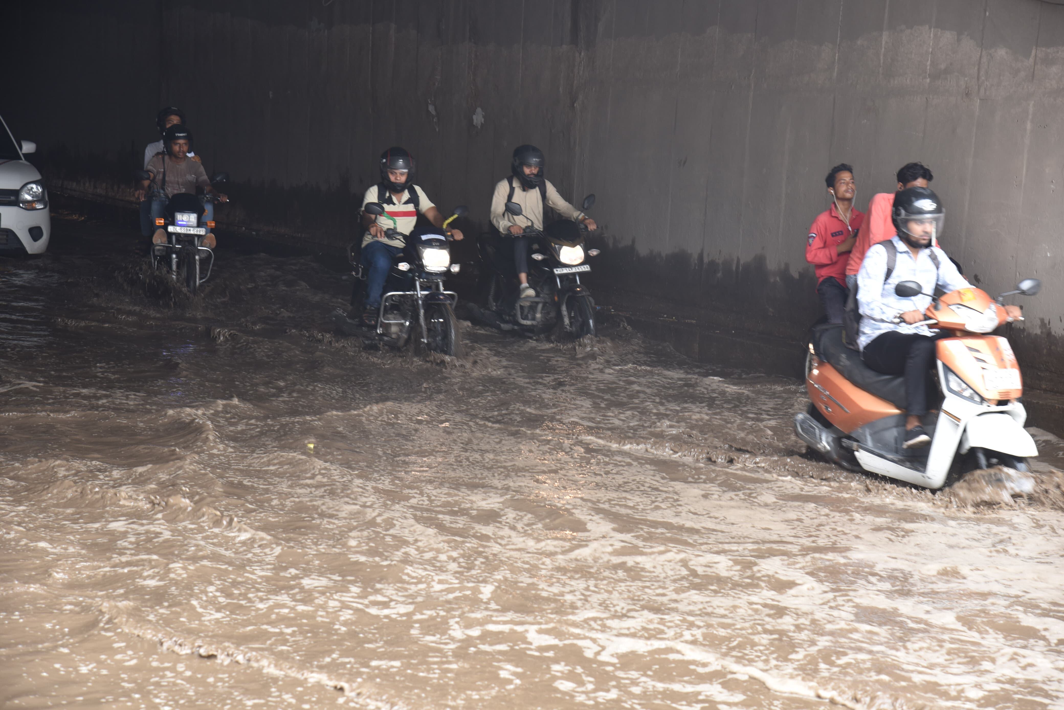 गाजियाबाद और नोएडा में बारिश के पानी में डूबी सड़कें, घुटने भर पानी में फंसी कई गाड़ियां, लोग देर से पहुंचे ऑफिस