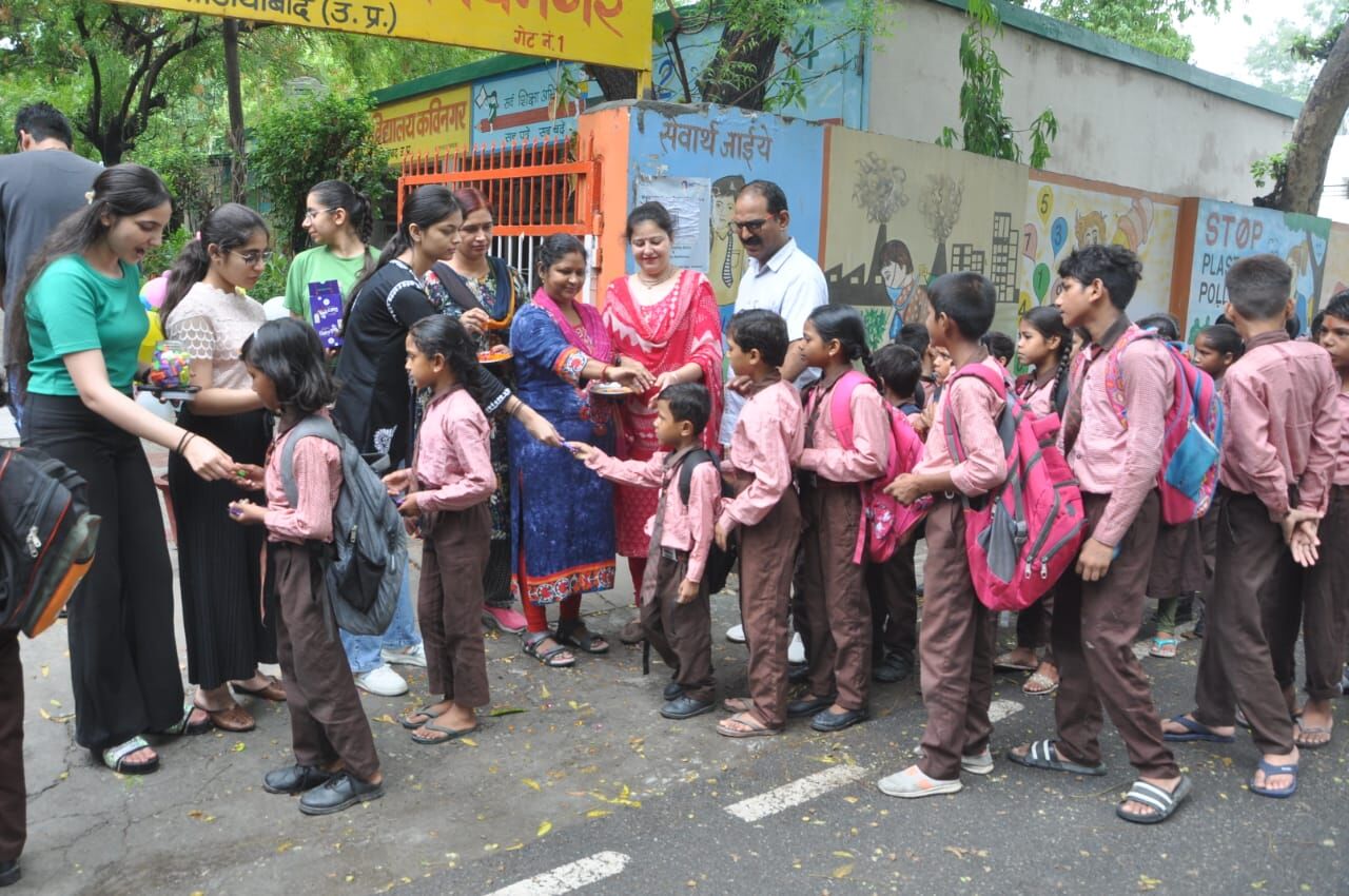 38 दिन बाद बेसिक शिक्षा विभाग से जुड़े स्कूल खुले, बच्चों को शिक्षकों ने टीका लगाकर और मुंह मीठा कराकर किया स्वागत