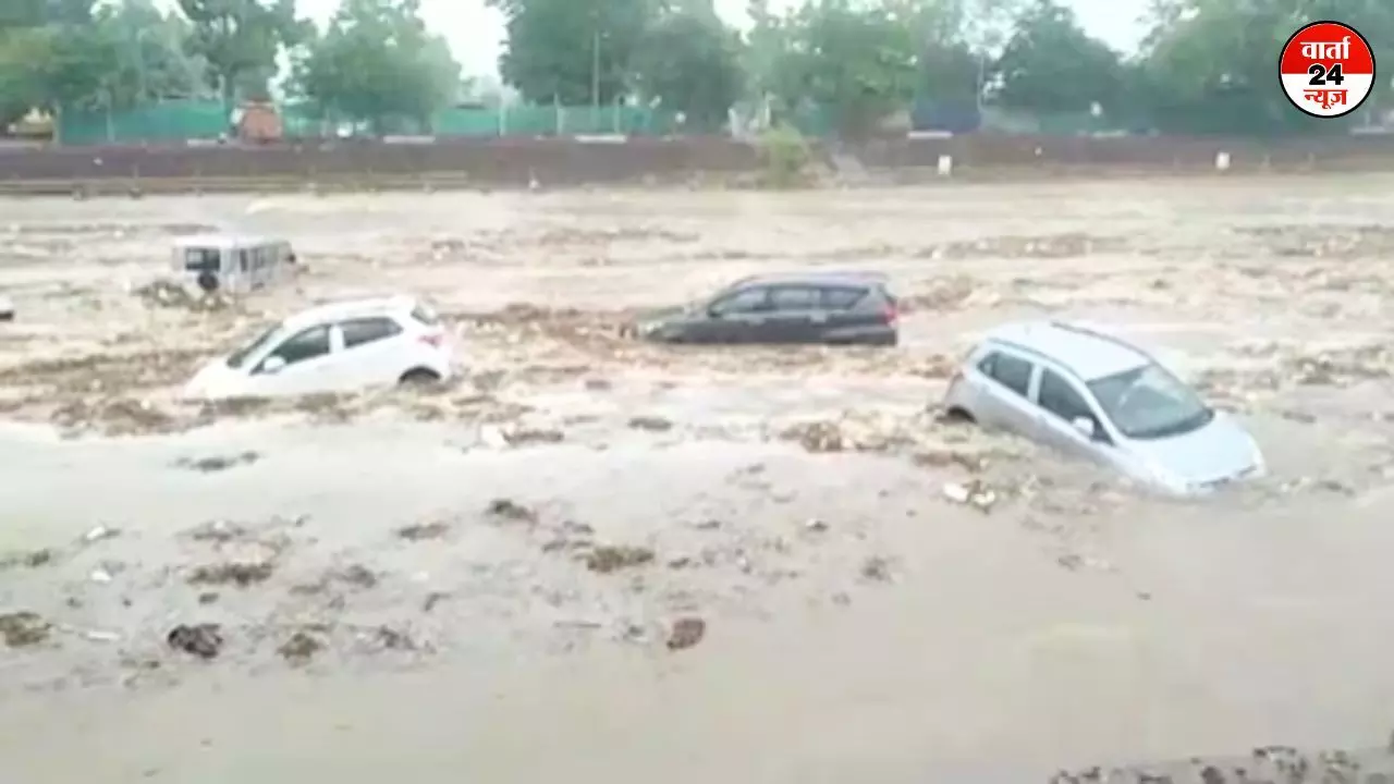 हरिद्वार में हुई बारिश से गंगा नदी का जलस्तर बढ़ा, चार गाड़ियां नदी में बही, उत्तराखंड में मानसून का अलर्ट जारी