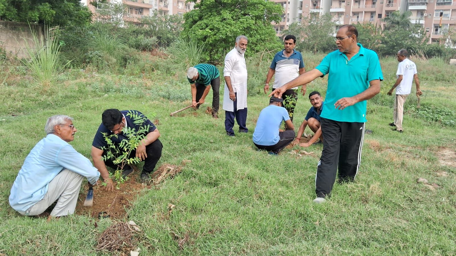 राजनगर एक्सटेंशन में पर्यावरण प्रेमियों ने लगाए सैकड़ों नीम और पीपल के वृक्ष