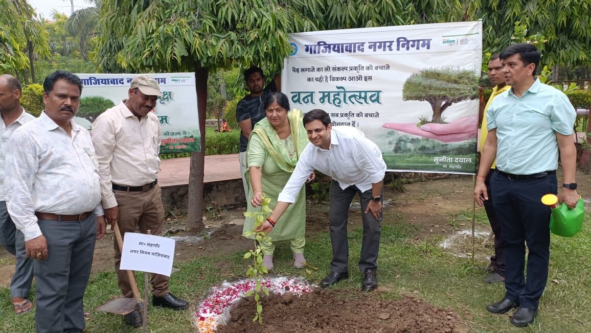 महापौर और नगर आयुक्त ने पौधारोपण कर किया वन महोत्सव का शुभारंभ, एक सप्ताह में एक लाख से अधिक लगाएंगे पौधे