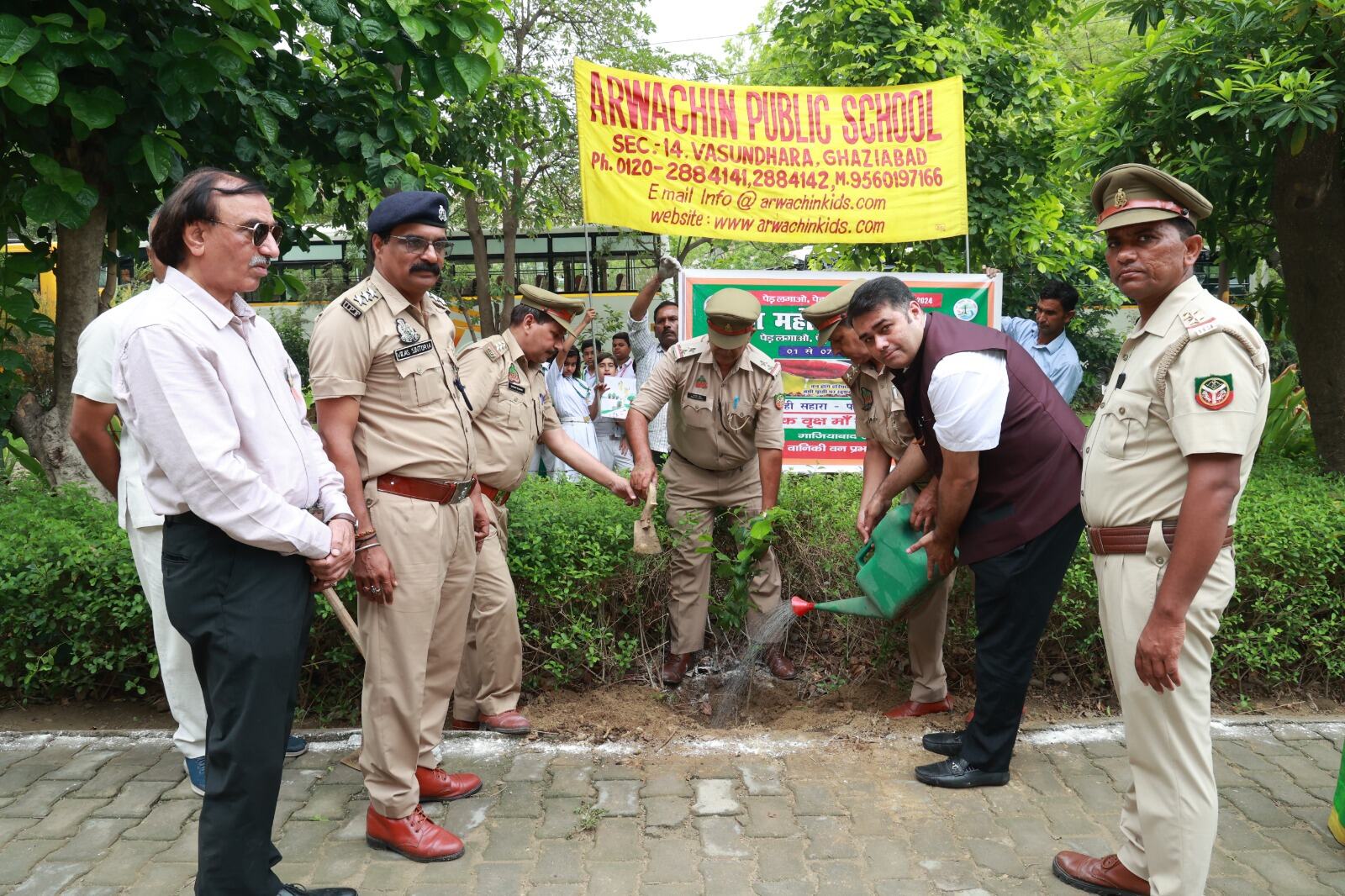 अर्वाचीन पब्लिक स्कूल में मनाया गया वन महोत्सव सप्ताह, बताया- पौधे का महत्व