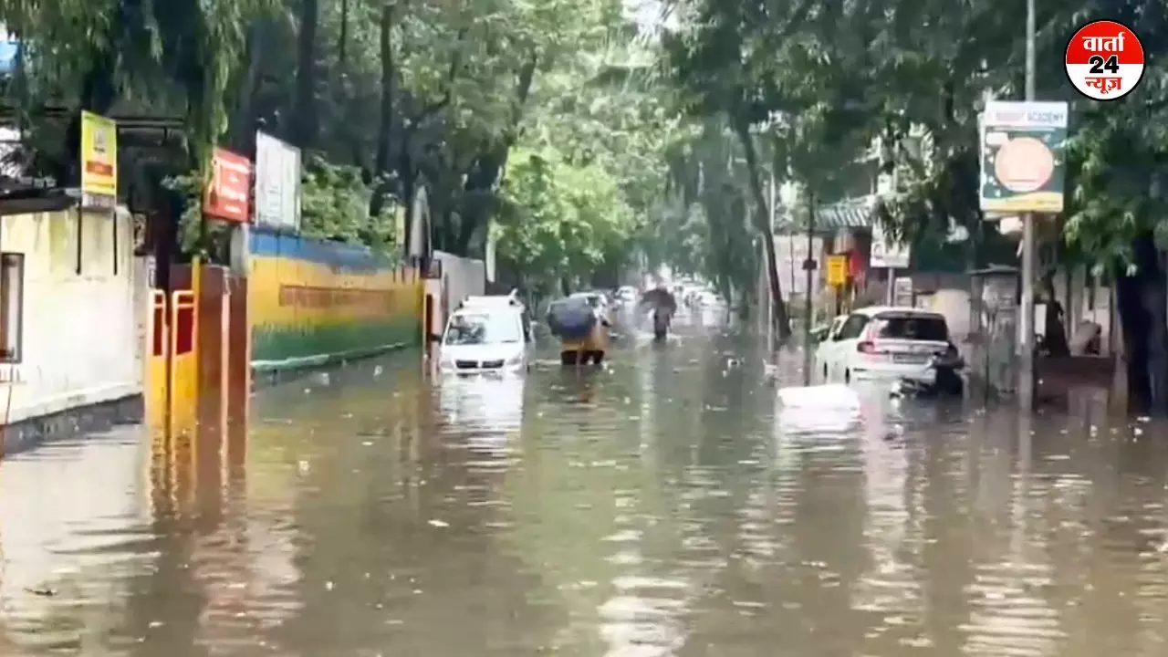 मुंबई में बारिश का कहर, लोकल ट्रेनें रद्द, स्कूल-कॉलेज बंद, ऑफिस की पहली पाली की छुट्टी