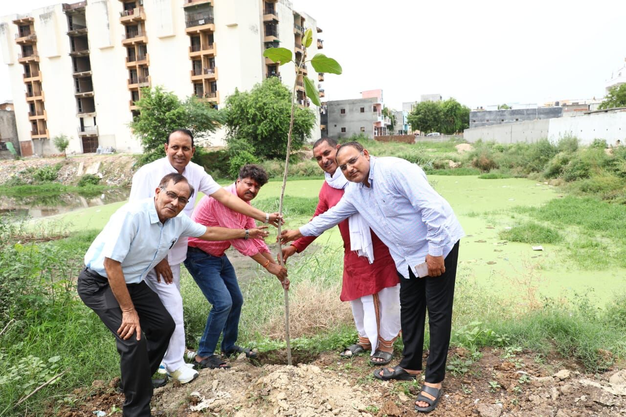 आरडब्ल्यूए अध्यक्ष ने पिता की पुण्यतिथि पर किया वृक्षारोपण, लगाए 200 फलदार और छायादार वृक्ष