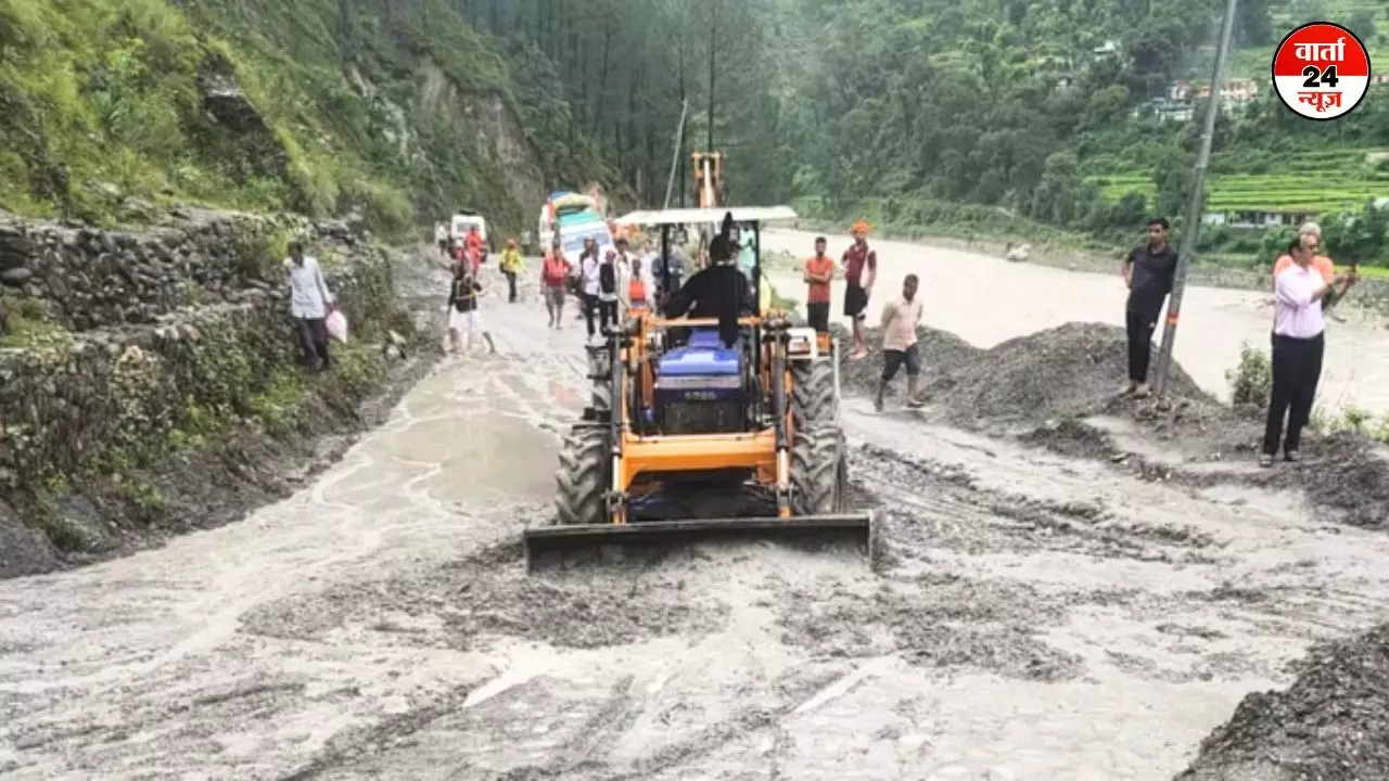 मलबा आने से गंगोत्री राष्ट्रीय राजमार्ग पर आवाजाही हुई मुश्किल, रोड खोलने का काम जारी