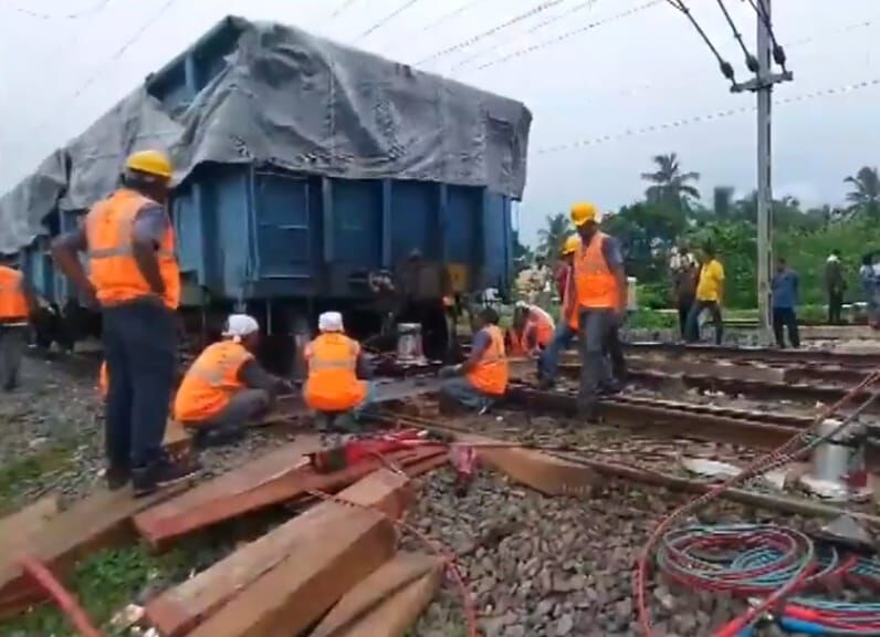 भुवनेश्वर रेलवे स्टेशन के पास मालगाड़ी के दो डिब्बे पटरी से उतरे, बहाली का काम जारी