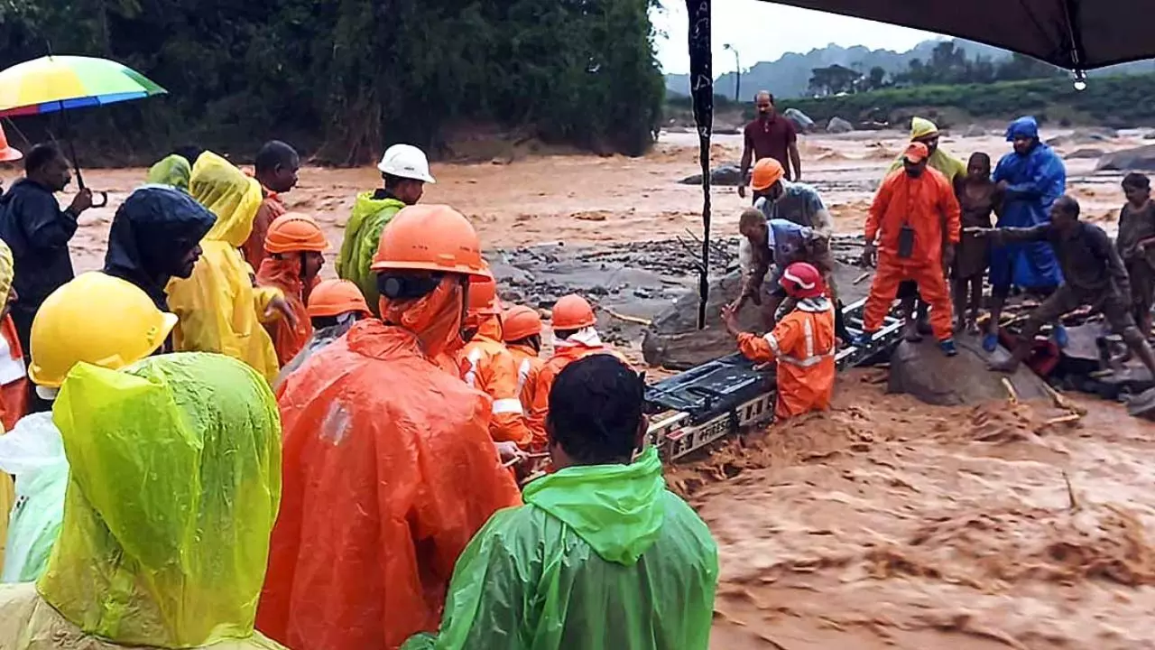 केरल के वायनाड तबाही में अब तक 106 लोगों की मौत, बचाव अभियान में देश की तीनों सेनाएं शामिल