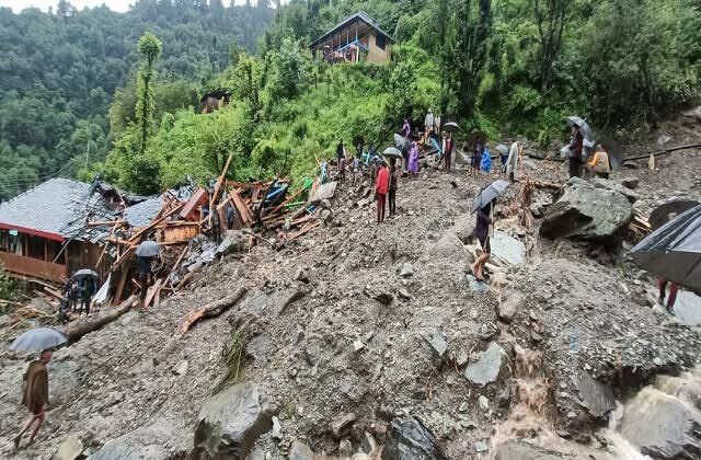 हिमाचल प्रदेश में 3 जगहों पर बादल फटने से तबाही! 50 से अधिक लोग लापता, दो शव बरामद