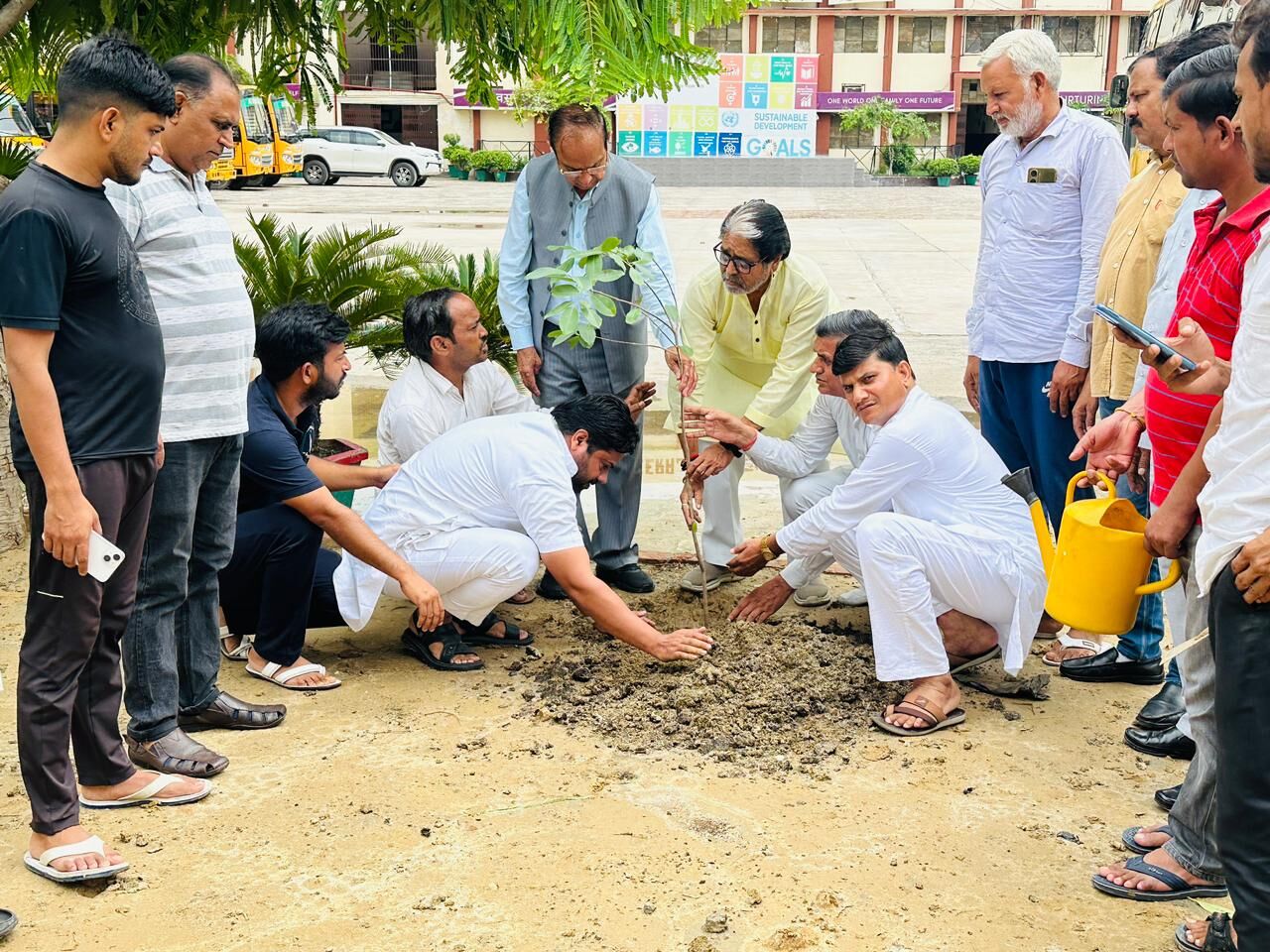 कांग्रेस पार्टी के कार्यकर्ताओं ने जेकेजी स्कूल में किया वृक्षारोपण