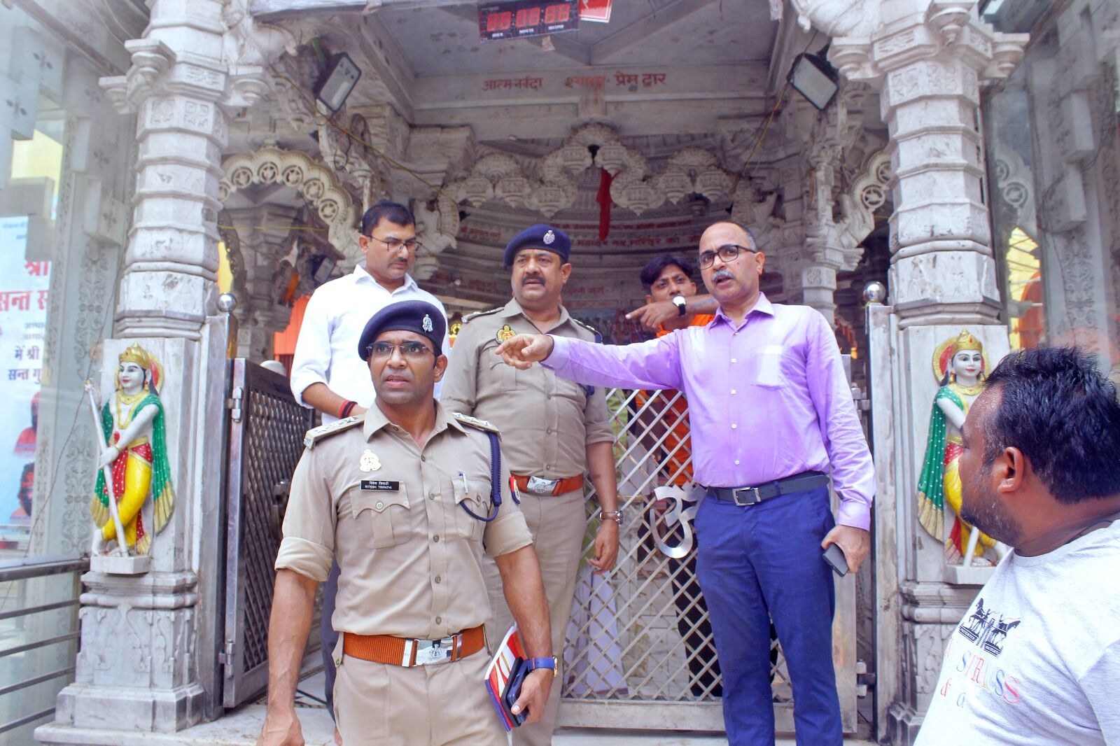 पुलिस आयुक्त अजय कुमार मिश्रा ने पुलिस अधिकारियों के साथ श्री दूधेश्वर नाथ मंदिर का किया निरीक्षण