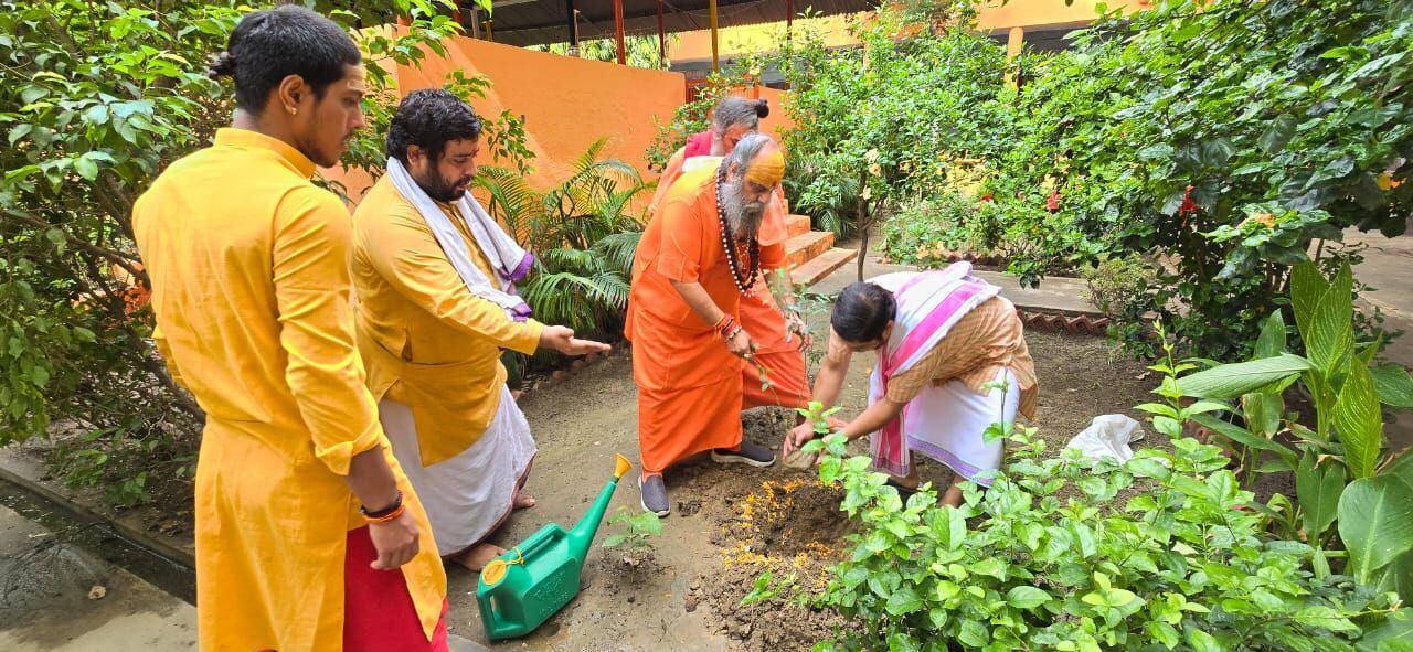 हरियाली अमावस्या पर श्री दूधेश्वर वेद विद्या पीठ में किया गया पौधरोपण