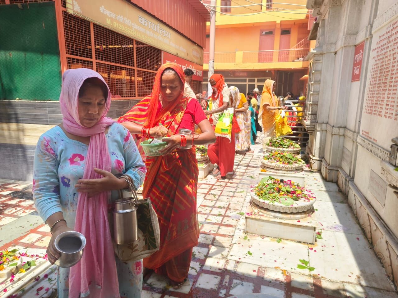 सावन के तीसरे सोमवार पर श्री दूधेश्वर नाथ मंदिर में शिवभक्तों की उमड़ी भीड़