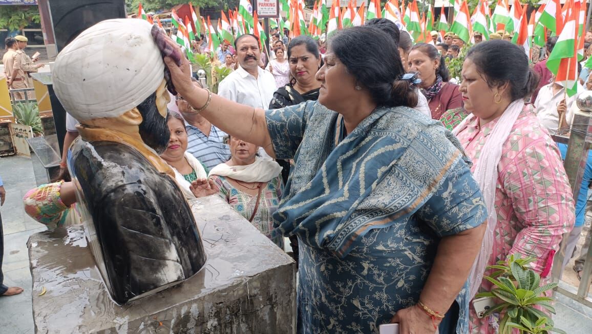 शहीदी स्थल पर महापौर सुनीता दयाल ने शहीदों एवं महापुरुषों की प्रतिमाओं की साफ-सफाई और माल्यार्पण