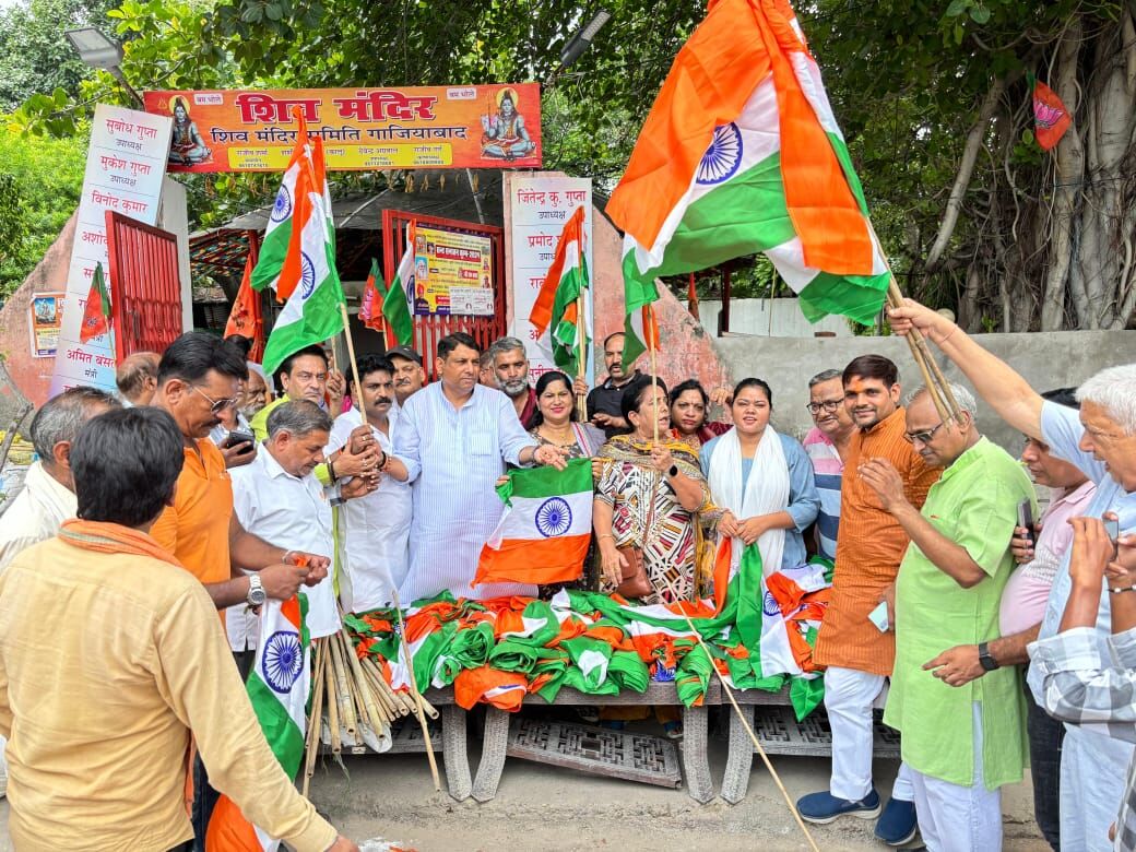 हर घर तिरंगा अभियान के तहत भाजपा ने पांच स्थानों पर किया निशुल्क तिरंगा वितरण