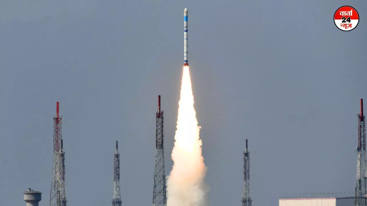 ISRO ने रचा इतिहास, धरती की निगरानी के लिए ईओएस-08 का हुआ सफल प्रक्षेपण