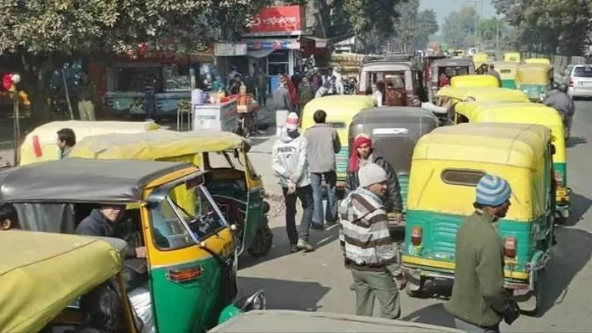 राजधानी दिल्ली में दूसरे दिन भी ऑटो टैक्सी चालकों की हड़ताल जारी, यात्री परेशान