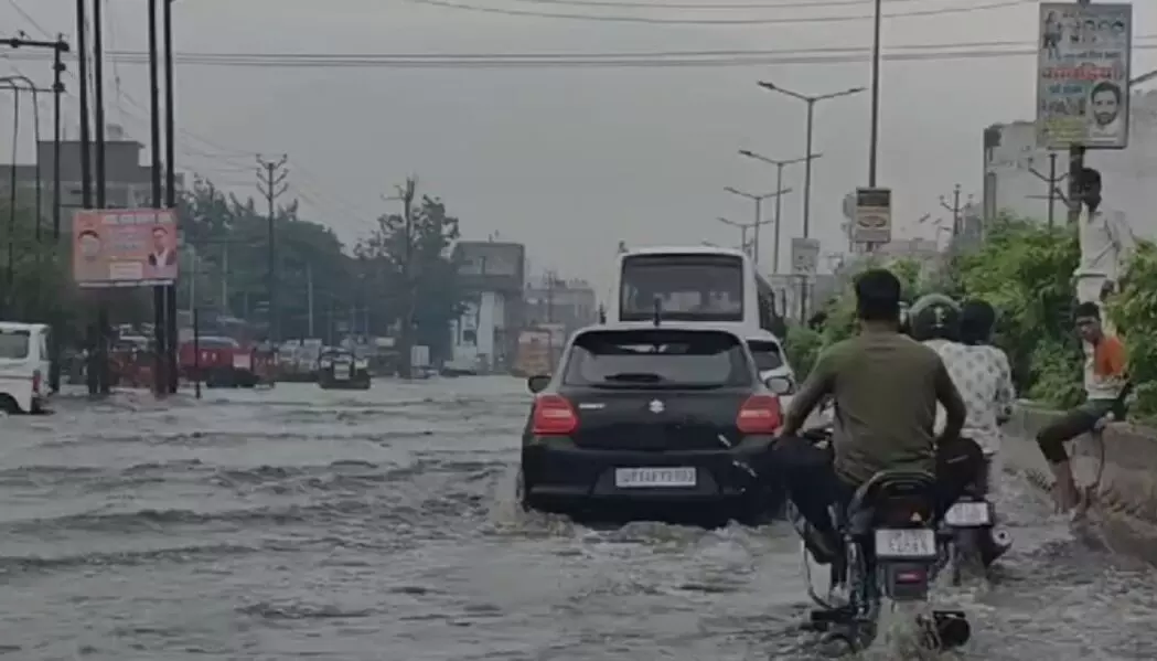 बरसात से मुख्य मार्ग पर भरा पानी, लगा जाम